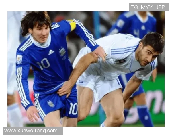 足球球星赛后脱袜子引发热议 网友热议背后深层意义与偶像效应