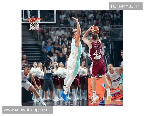 足球篮球巨星跨界互动：合作对抗与友情共融的精彩瞬间